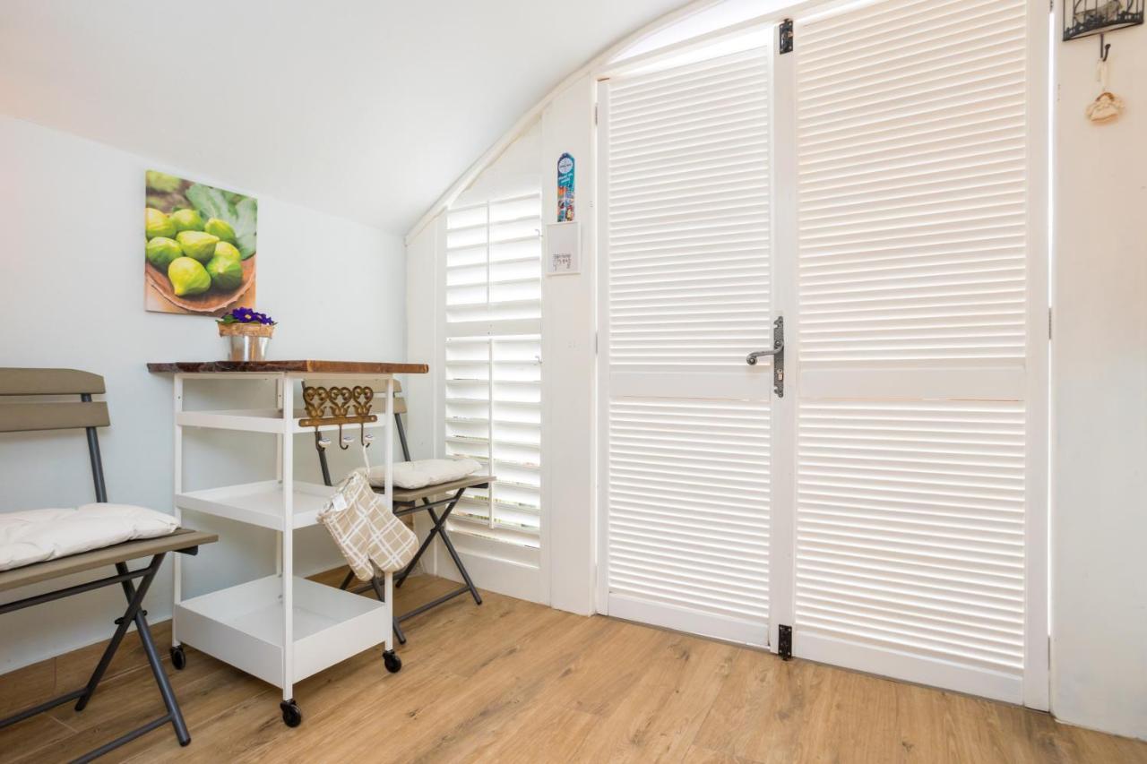 Charming Studio Apartment At House Rustica With Terrace And Nearby Parking Punat Exterior photo